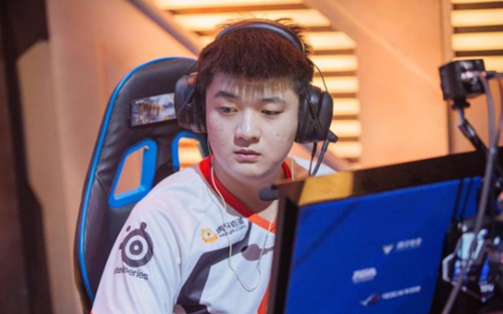 欧欧加入cfpl的时间较晚,在早年间线上对掏赛中初识当时的ag传奇指挥