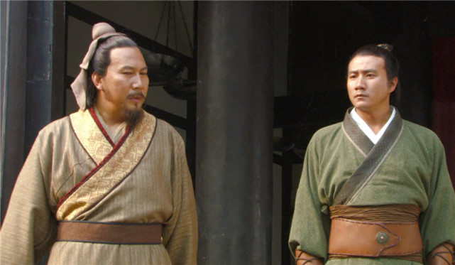 李善长被处死前拿出免死金牌,朱元璋笑道:你看看金牌后面写的啥