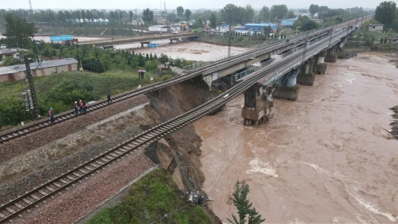受强降雨影响中断行车的南同蒲铁路上行线抢通_腾讯新闻