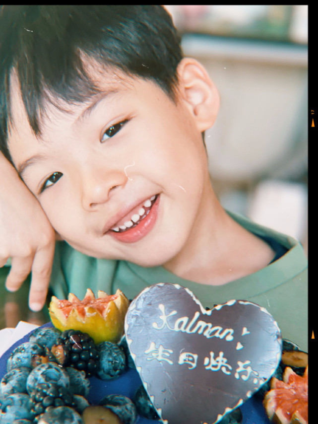 10月8日是刘璇儿子6岁生日,夫妻双双晒照为儿庆生,幸福的一家四口最新