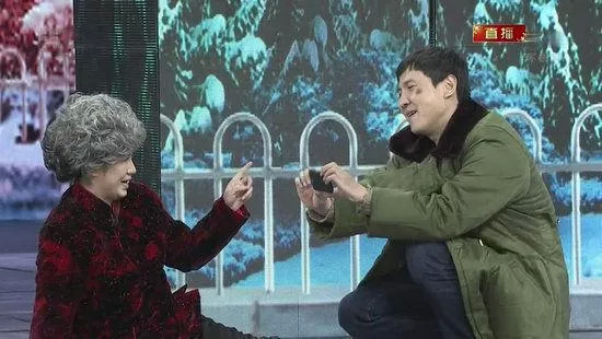 成为碰瓷的老太太,上演小品《扶不扶》;2019年的春晚,小品《占位子》