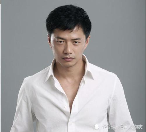 别人去跑组试镜,都带着漂亮的写真和简历,可段奕宏两手空空,因为他没