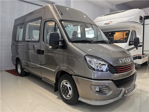 包牌包税依维柯七座商务车大尺寸mpv