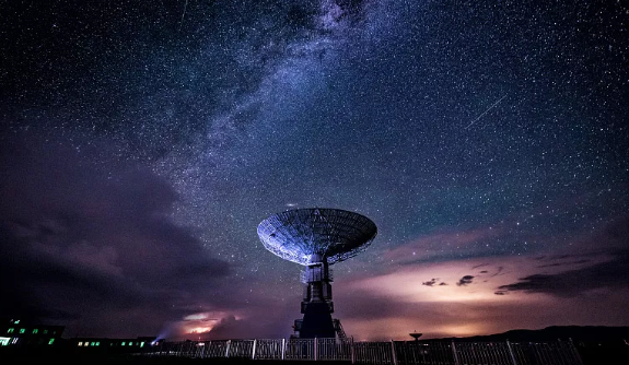 望远镜的原理这与直接成像的光学天文望远镜有所不同,射电天文望远镜