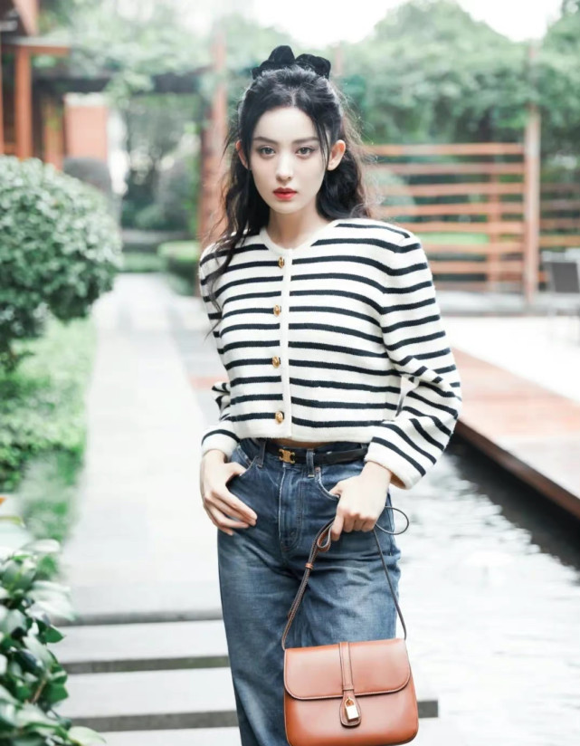 古力娜扎又美出圈了条纹针织衫搭配牛仔裤休闲也能气质范儿