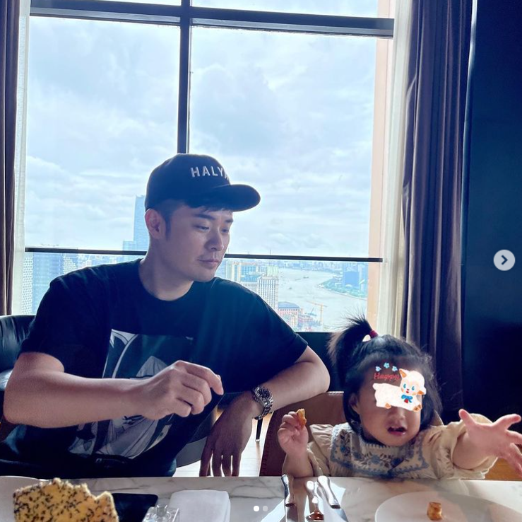 陈赫晒与1岁半小女儿吃饭合照孩子正脸曝光五官脸型超像爸爸