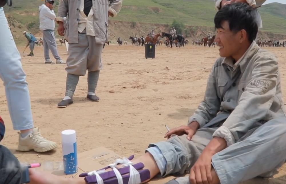 吴京晒片场演员受伤花絮照累到躺在树上睡觉脚底袜子磨出大洞