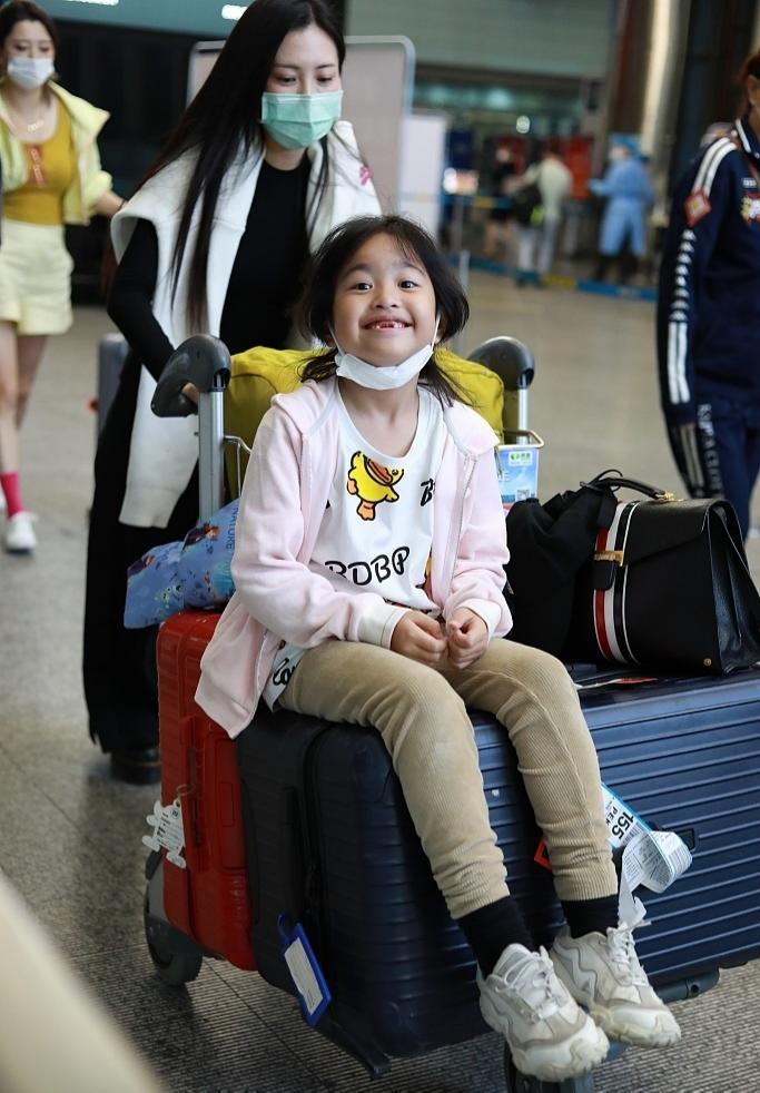 包贝尔女儿饺子现身机场咧嘴卖萌搞怪身高猛长变化大