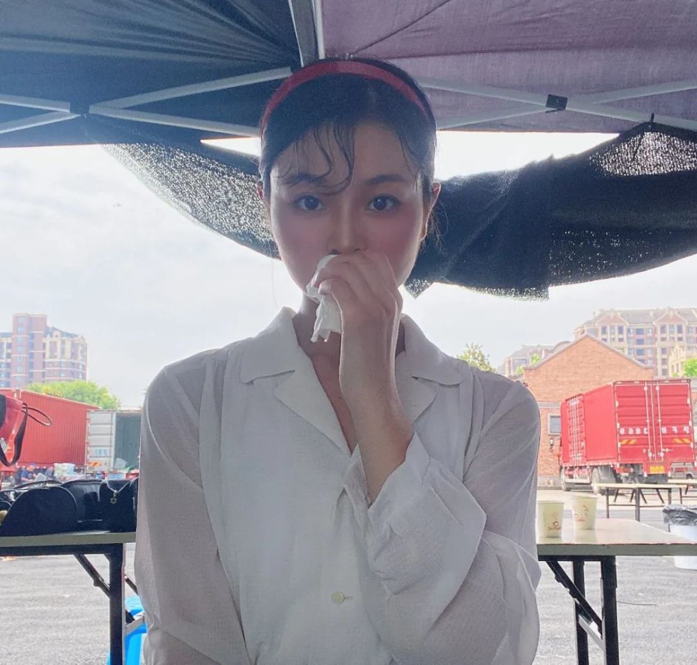 林盼盼是一名数学教师,从小热爱艺术,经常去看戏剧表演,努力争取参演