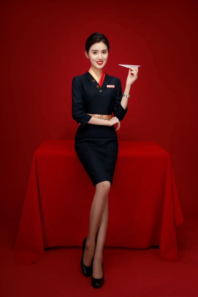 成都航空空姐刘颖莹:她是校礼仪队队长,坐拥百万粉丝的"网红",缘何