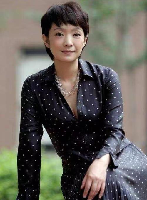 张嘉译携老婆亮相52岁穿极简黑白美得优雅大气两人看着真登对