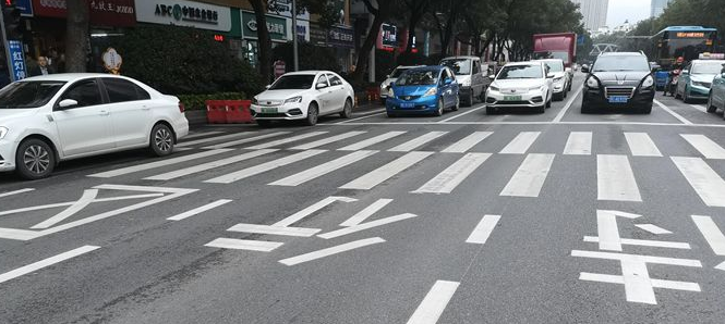 等直行箭頭變綠的時候,車輛就可以通過十字路口了