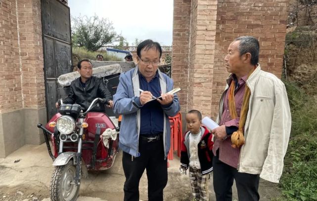 10月8日,在洛川县石头镇史家圪崂行政村,村干部们正忙着帮村民成玉侠