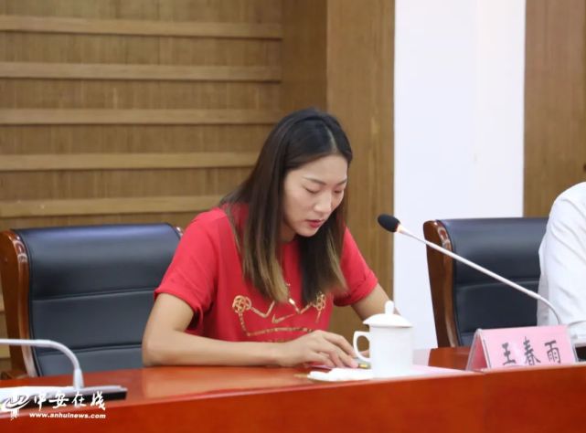 欢迎会上,安徽师范大学党委书记胡朝荣代表学校向王春雨,赖晓晓,谭强