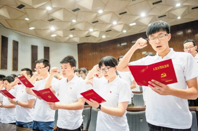 大学生入党要求多,学生不能光顾成绩,"硬性标准"一个也不能少