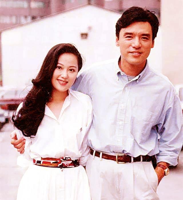 诞下自己的第四个孩子…钟镇涛有过一次失败婚姻,前妻是著名演员
