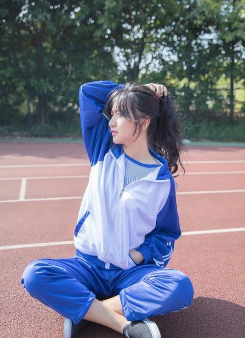 初中生统一校服,却带来了更严重的攀比风气,家长需提起重视