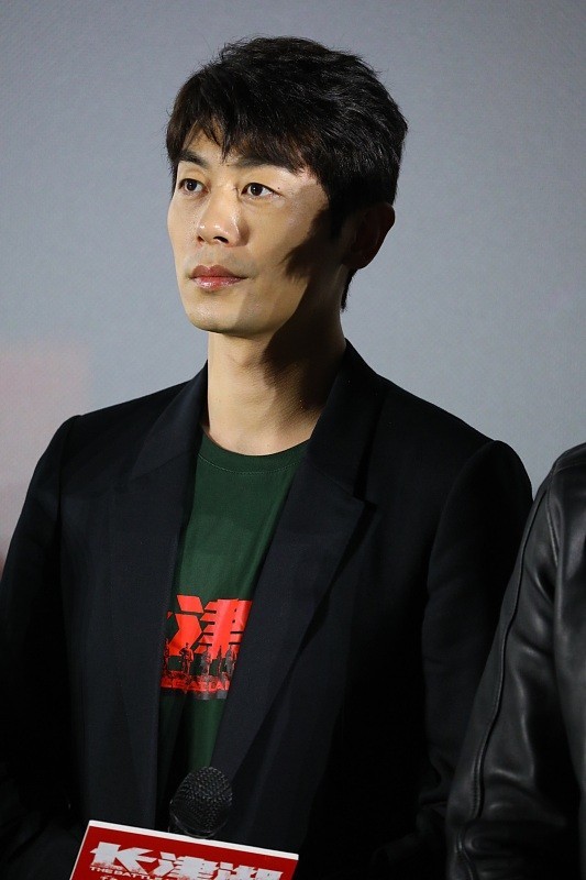 "奔40"的朱亚文颜值依旧在线,穿西装为电影宣传,帅气又有型_腾讯新闻