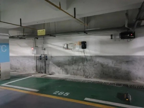 她长租了小区另一业主的地下车库停车位