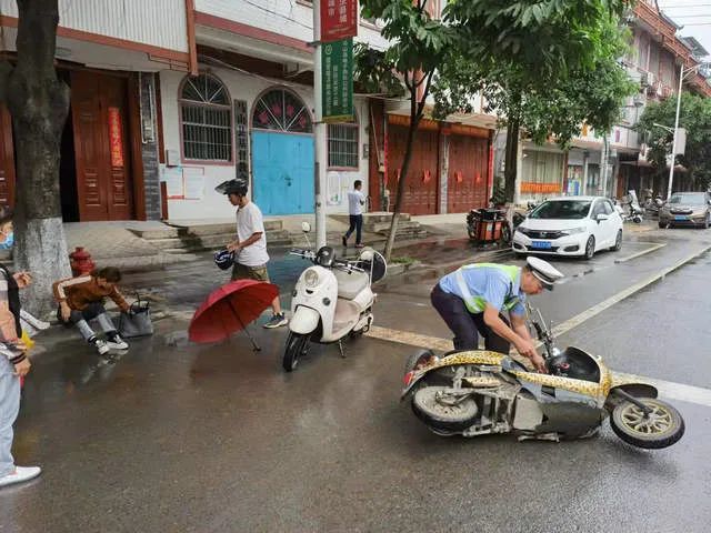 雨天路滑电动车路口摔倒马山交警热心帮助受伤女子