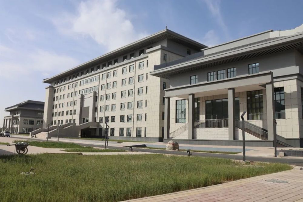 曾柠豪调研瓜州中学搬迁工作