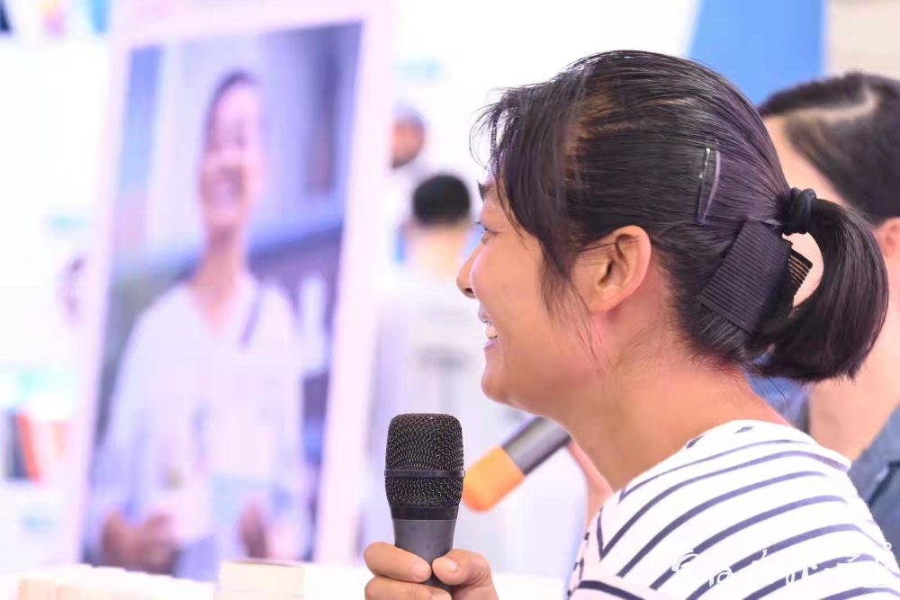 菜场女作家陈慧读者见面会今日举行72岁粉丝现场追星