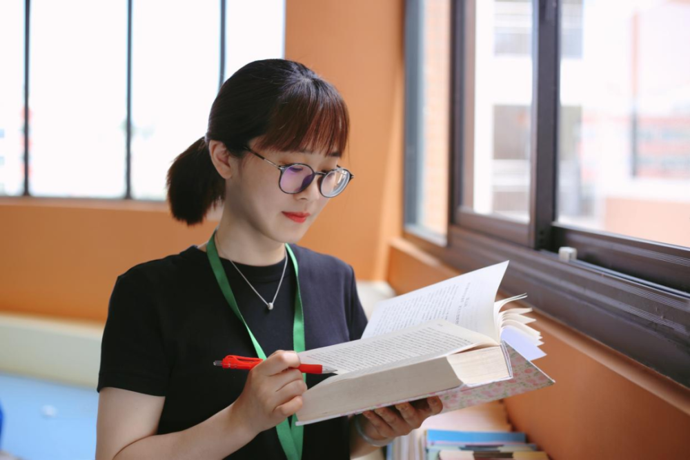 高高的马尾辫,宽松的少年装,轻便的运动鞋,被学生们亲切地