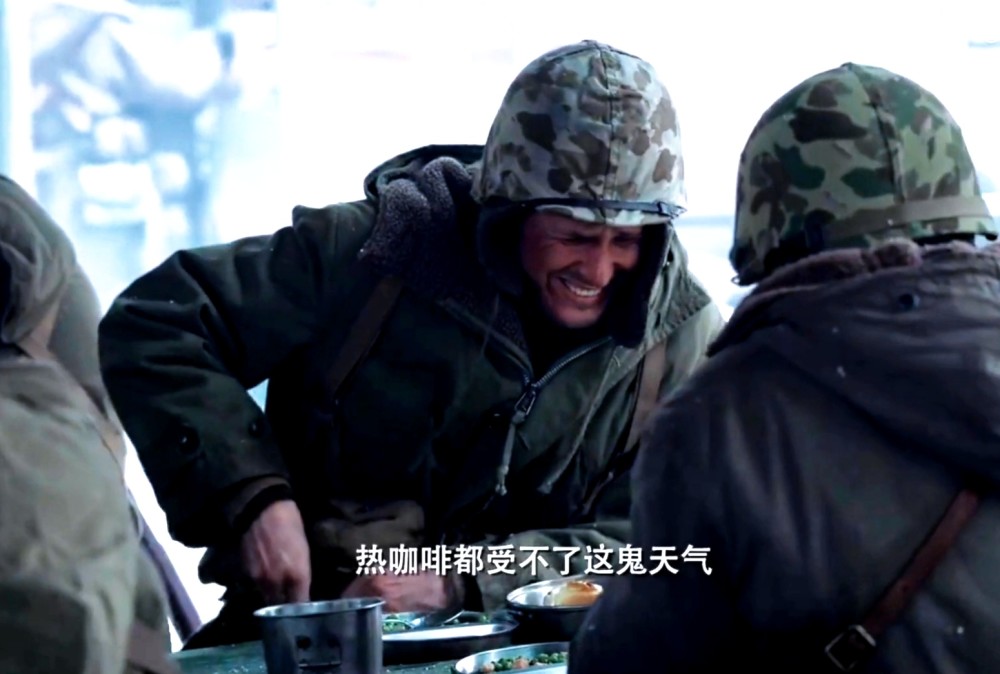 《长津湖》里美军吃的啥?烤火鸡,炸薯条,热牛奶,牛肉罐头