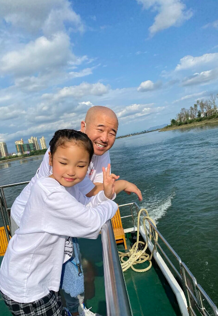 如今他事业有成家庭圆满,堪称人生赢家啊.希望以后他也可以多晒一晒孙