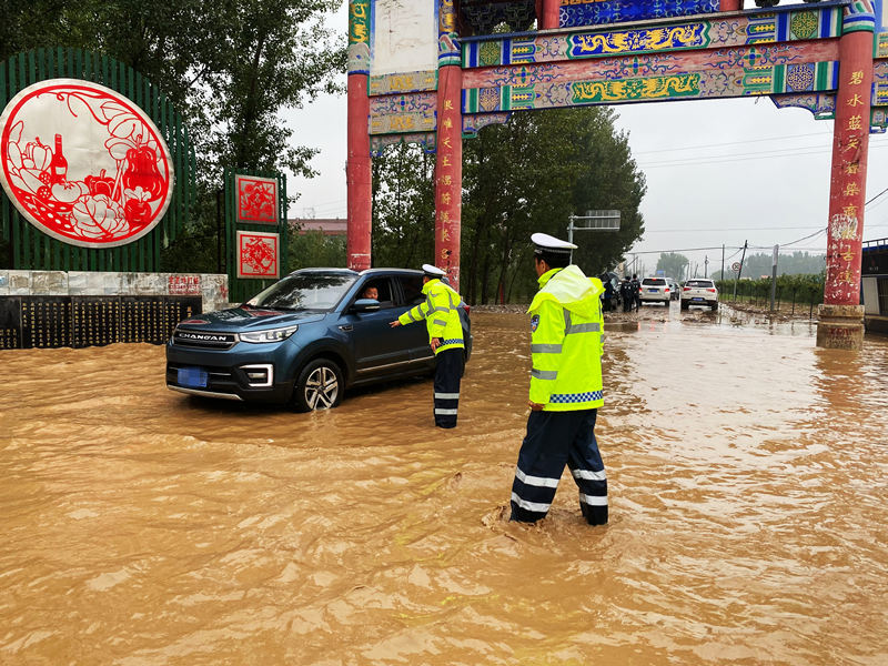 山西稷山交警雨中坚守护百姓平安