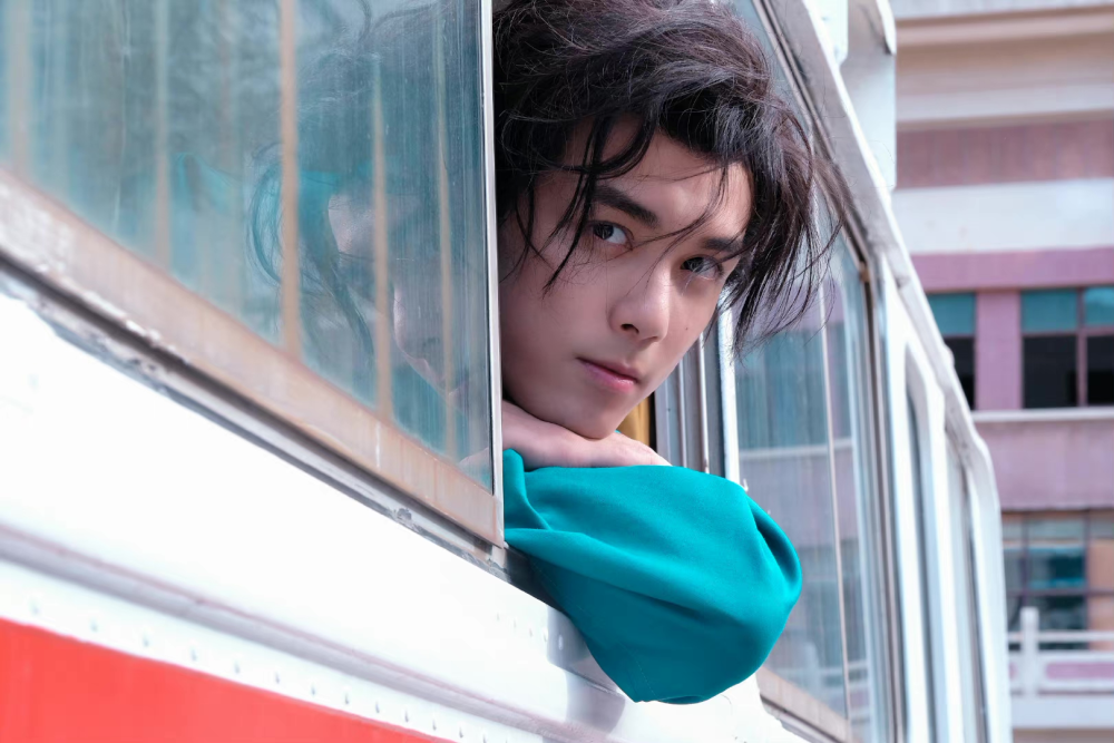 吴磊民国卷发太帅了撞脸胡歌长大后我就成了你