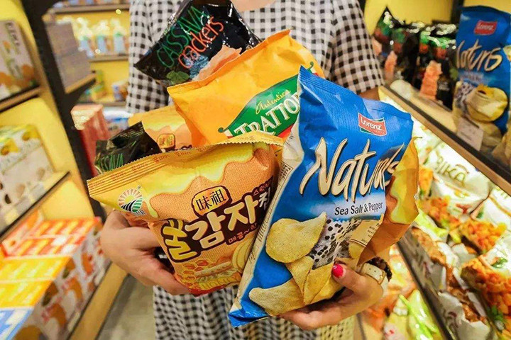 宝宝可以吃零食吗?能,但一岁前别让娃吃,零食选择要避开这四类