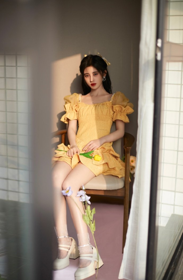 因为大多数小个子都有种头重脚轻的感觉,所以我们可以学习鞠婧祎选择