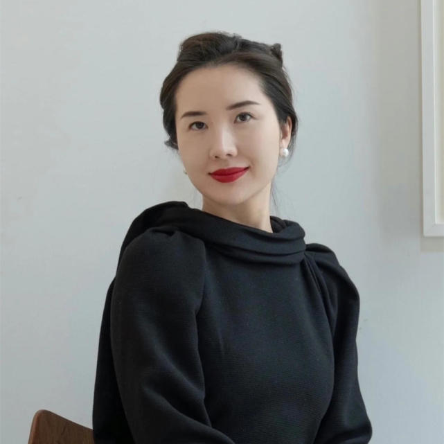 董花花在小红薯还是非常活跃的,发了很多动态,不过在