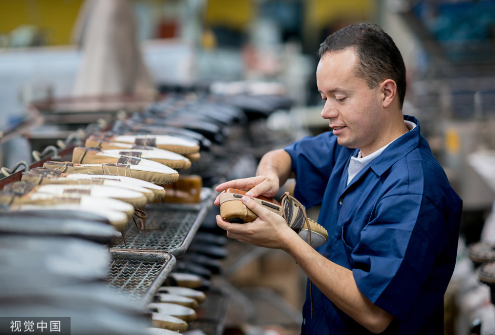 以晋江本地品牌德尔惠为例,2003年,德尔惠耗资1000万元邀请周杰伦担任