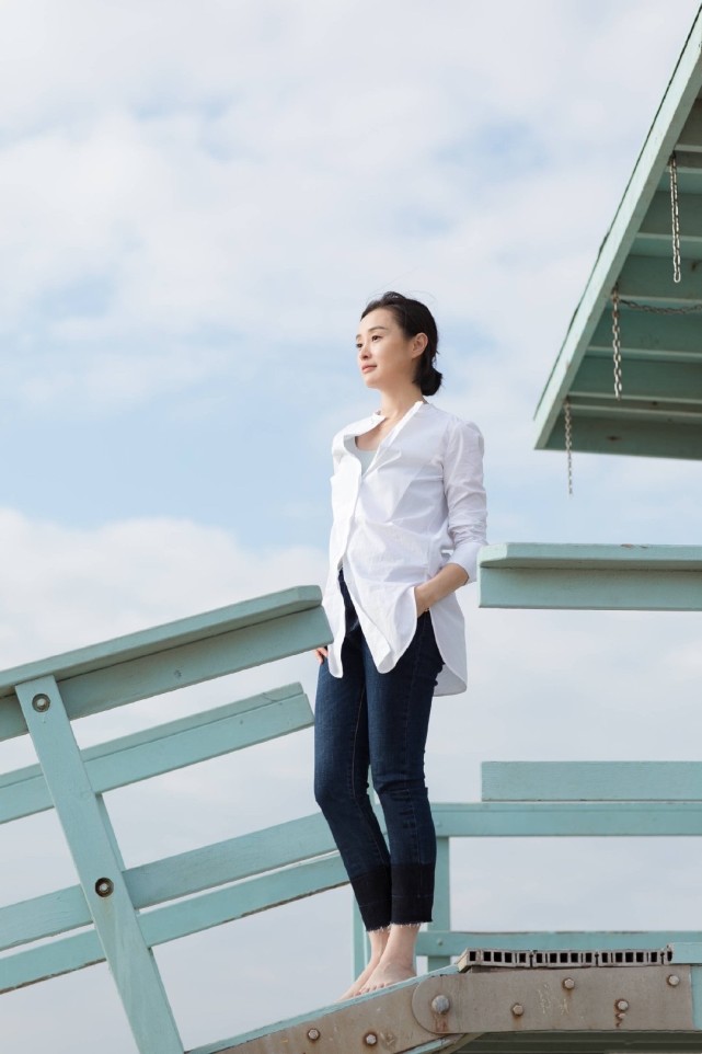 吴越终于高调,一袭黑色星河丝绒抹胸裙神秘高贵,轻松美成焦点