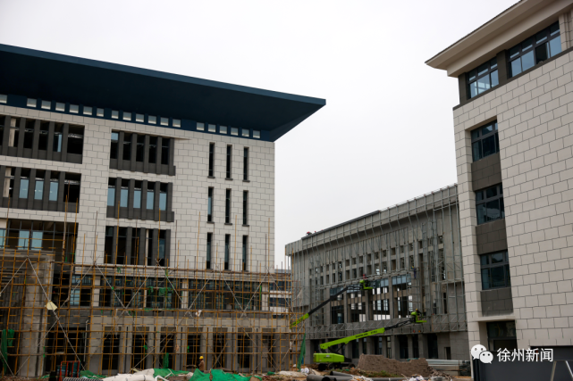 据了解,丰县中学新校区位于飞龙湖南侧,项目用地300余亩,建筑面积11.