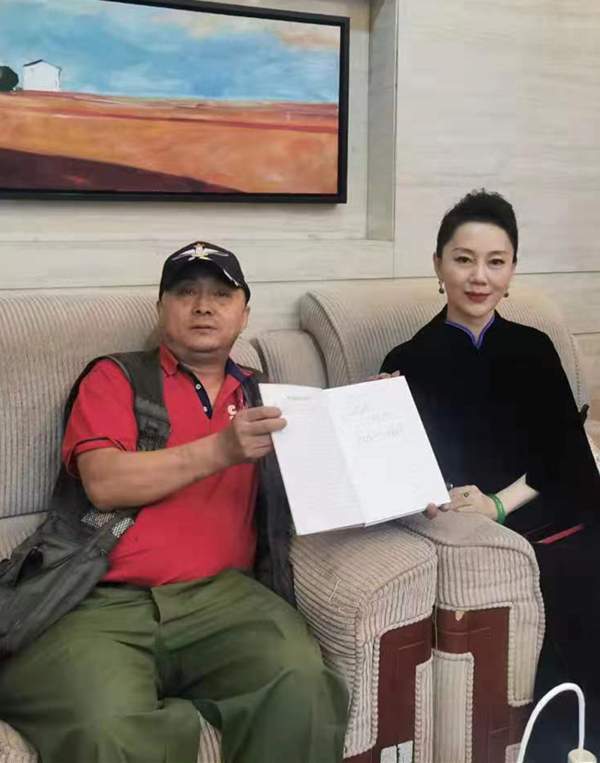 中国实力派女演员胡彩虹大力支持军品大王李长东,支持红色收藏