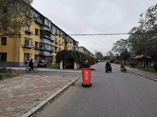 调兵山市晓明镇小青社区联合各相关部门修缮道路解决百姓出行难