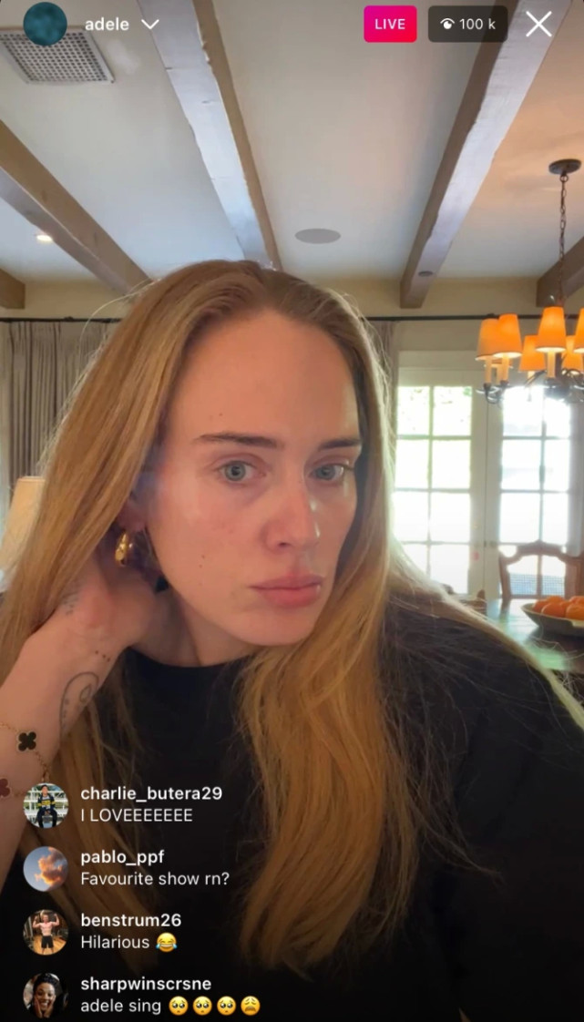 33岁阿黛尔首次开直播纯素颜亮相无惧皱纹新宠物狗太可爱了