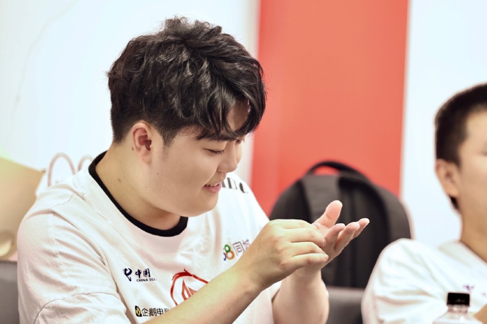 笑影称自己主动给久诚让位,留在ag因为有一诺,不进决赛不会离队