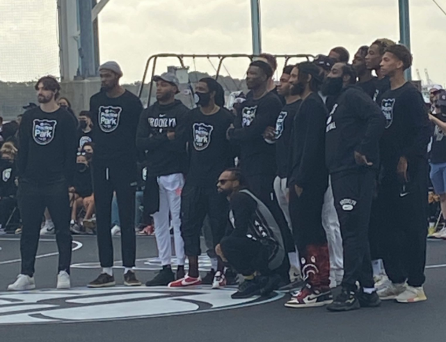 篮网全队户外合影曝光哈登臃肿又胖了杜兰特拥抱欧文喜笑颜开