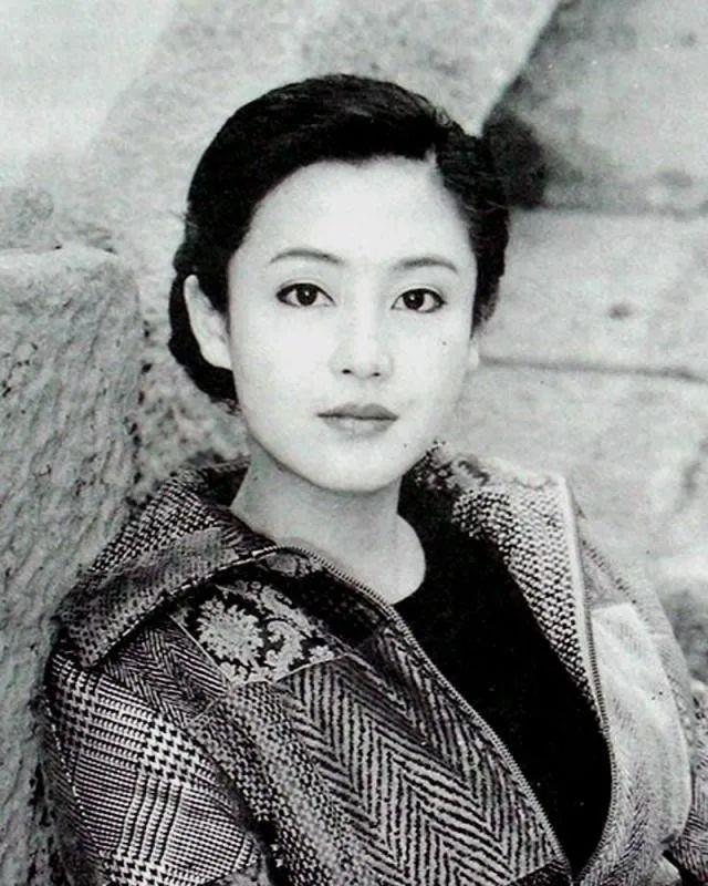 她曾于2001年出演言情电视剧《风尘舞蝶》中出演女一号,同年出演古装