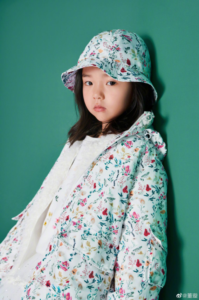董璇晒女儿冬装美照小酒窝笑容甜美漂亮自信越来越有灵气