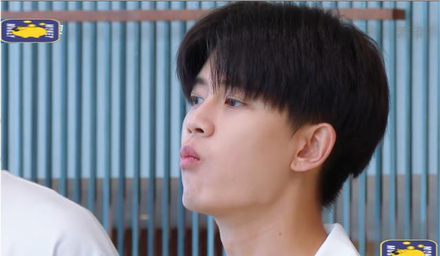 任嘉伦综艺再现黑白睡衣,不做造型却少年感十足,素颜状态像18岁