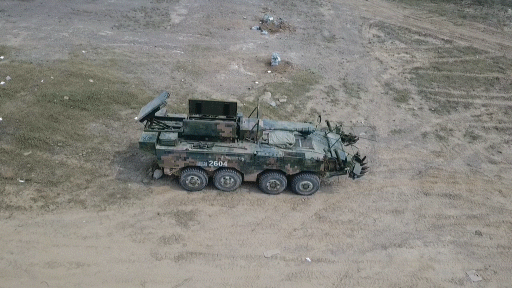 顷刻间从机动状态转换成战斗状态就位后,综合扫雷车迅捷如虎机动至