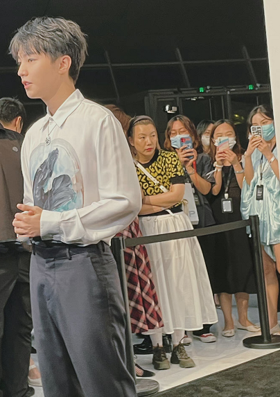 网友高铁站偶遇王俊凯称他又高又香晒与小凯的对视照令粉丝大笑