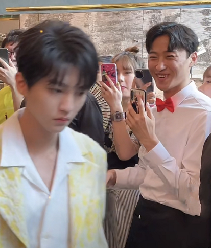 网友高铁站偶遇王俊凯称他又高又香晒与小凯的对视照令粉丝大笑