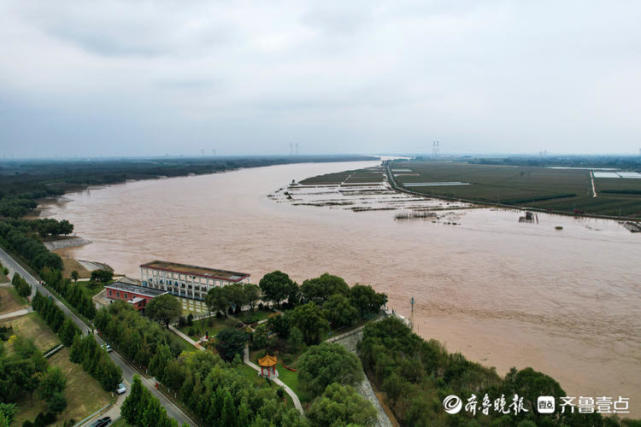 黄河东营段堤坝坚固迎黄河洪峰