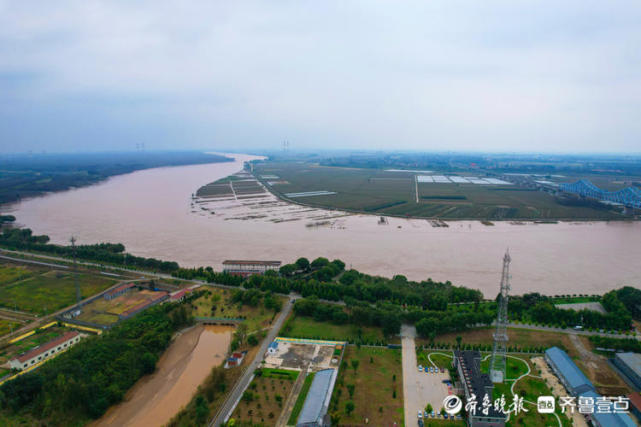 黄河东营段堤坝坚固迎黄河洪峰